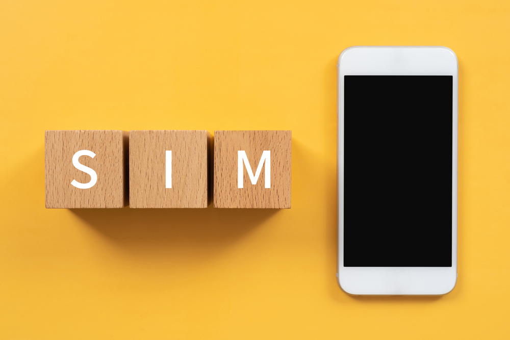 SIMと書かれたブロックとスマートフォン